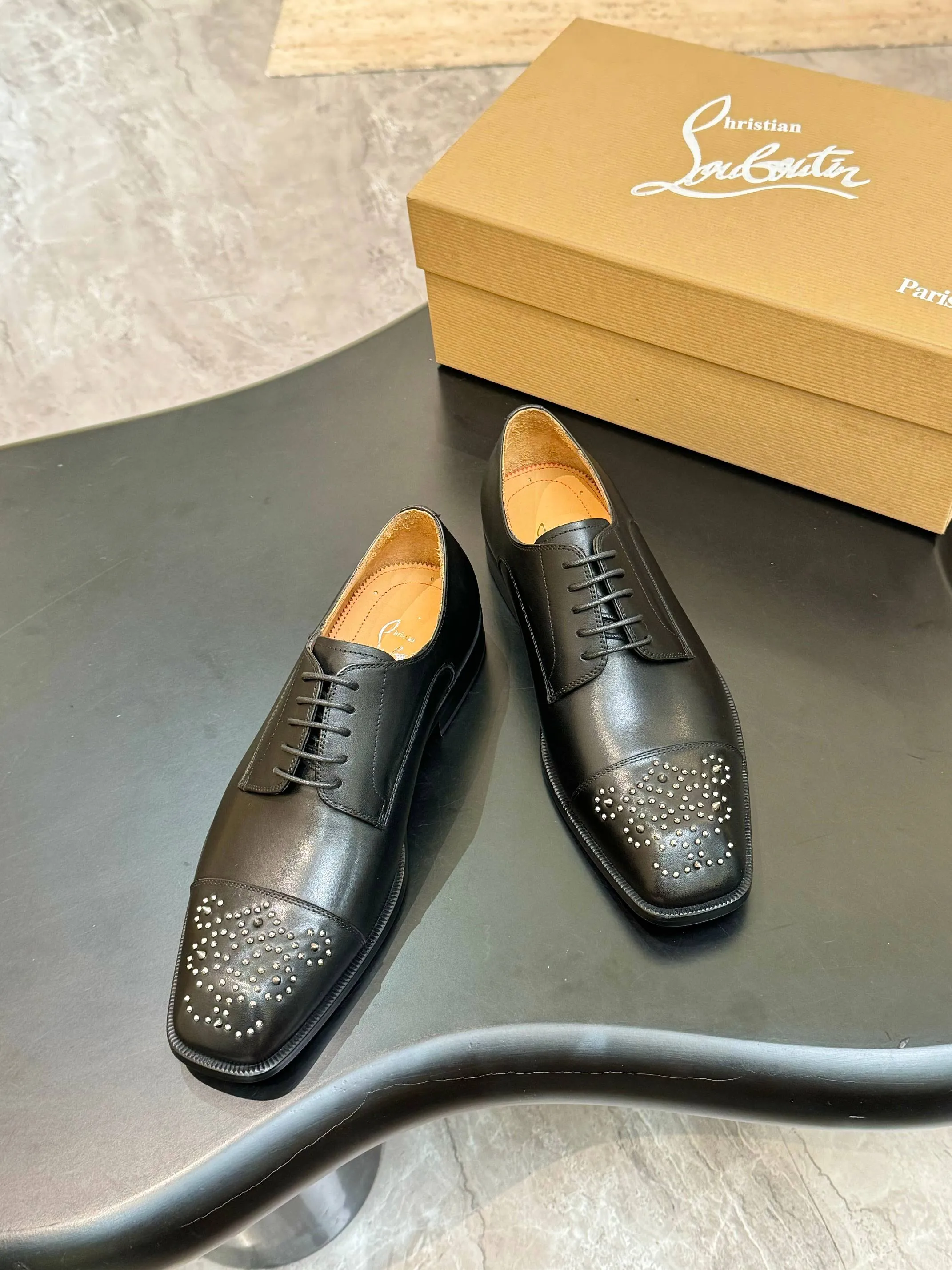 [CL red sole shoes] Top P: 1020💰 Size 39-44 (⚠️38.45.46.47 custom-made, non-returnable and non-exchangeable) 🆑High-end men's business formal leather shoes, original authentic top quality goods ••✅💯 Top original order purchasing agent! Original imported patterned cowhide ➕Imported cowhide lining ➕Cowhide feet ➕Original leather outsole~🉑️Feel free to compare the authentic ones!